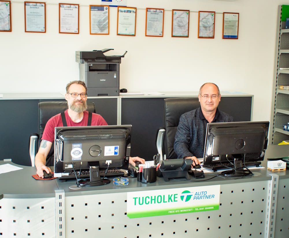 Tucholke und Andreas am Arbeitsplatz